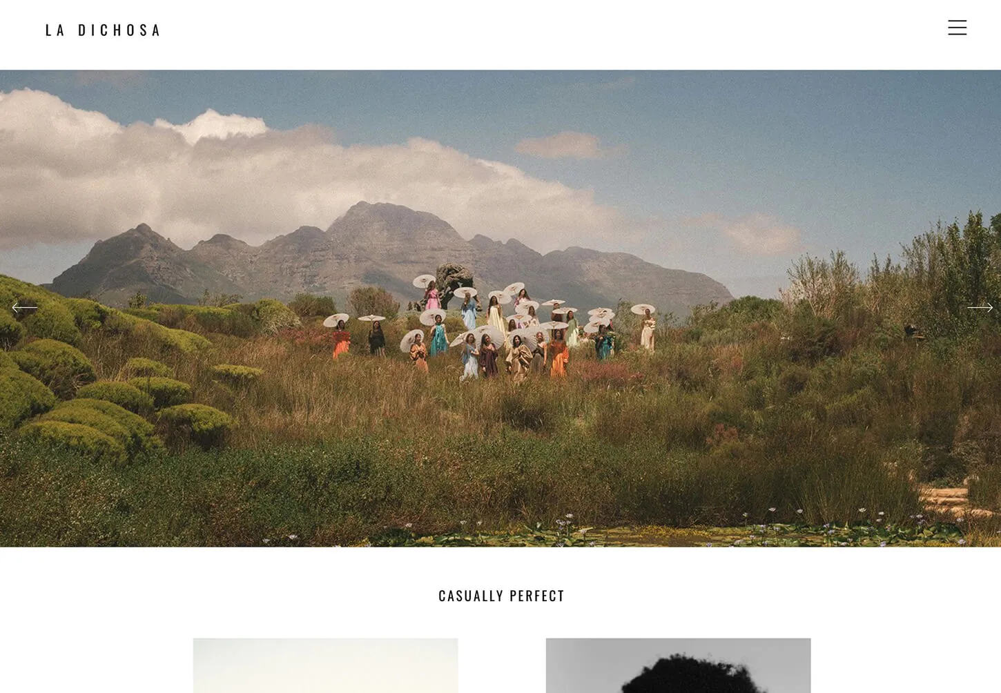 Website of Majo & Xavi featuring a photo of ladies with umbrellas in a grassy field. Highlighting a beautiful website made with foto.umbii.boo Website. 